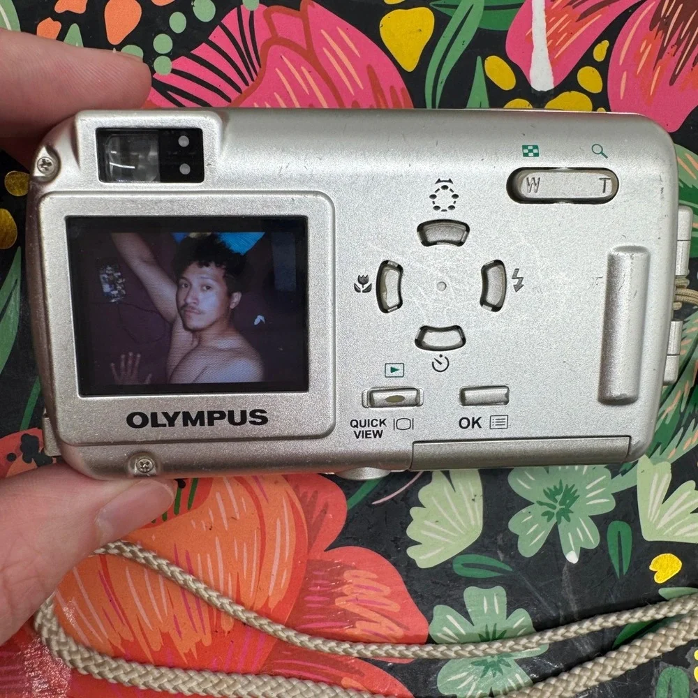 Olympus Stylus 400 Digital 4.0MP Camera Silver All Weather 3x Optical Zoom